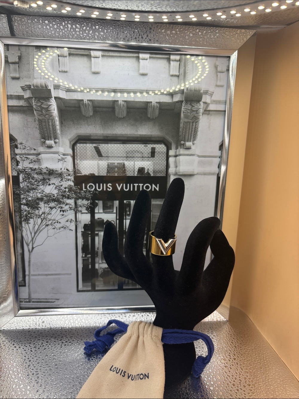 Louis Vuitton⭐️Essential V Ring M two tone W/ LV duster*M61085*EUC-US Size6-6.5